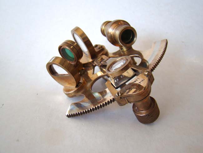 A rare and diminutive English brass framed quarter size sextant with platinum scale dated 1914 — image 3